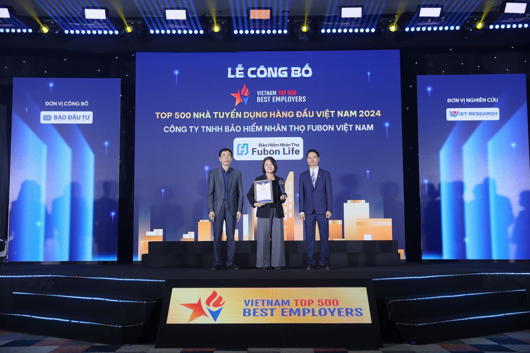 Fubon Life Việt Nam nhận giải Top 10 nơi làm việc tốt nhất và giải Top 500 nhà tuyển dụng hàng đầu Việt Nam năm 2024